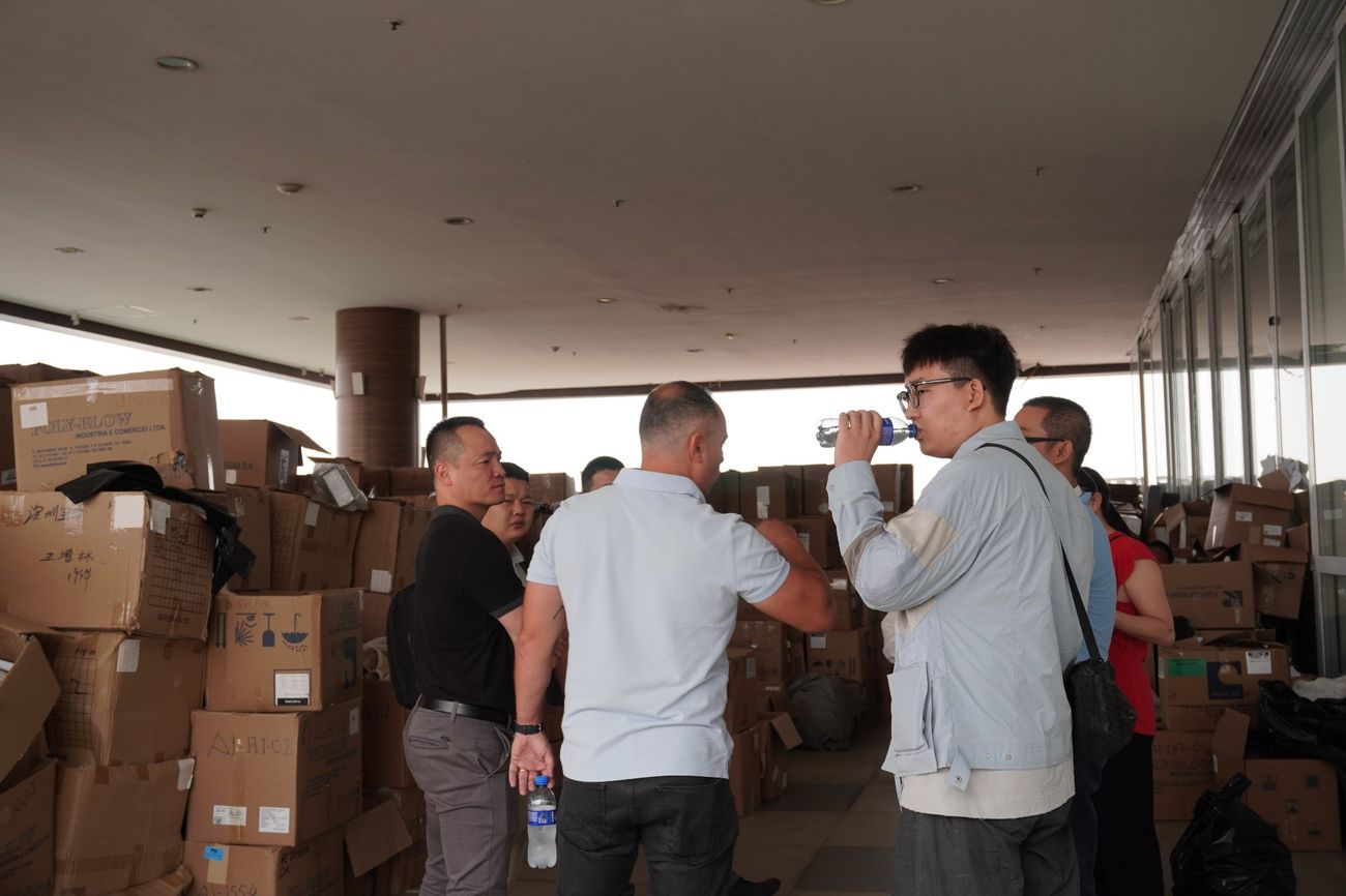 Mercadoria embalada e separada por pedido no armazém, aguardando conferência antes do embarque
