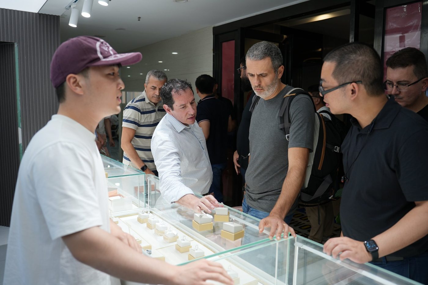 Cliente conferindo amostras em vitrine durante visita à operação